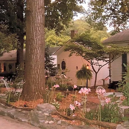 Maple Leaf Cottage Inn