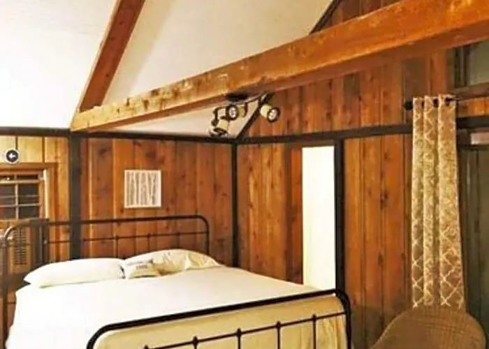 Maple Leaf Hotel 3*