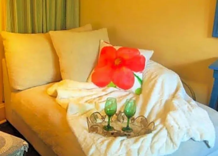 Maple Leaf Hotel